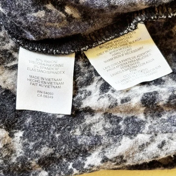 5/$25
Jones New York Blouse Petite Women’s Gray Snakeskin - Picture 7 of 10